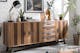 Sideboard im Industrial-Stil mit charakteristischer Streifenoptik