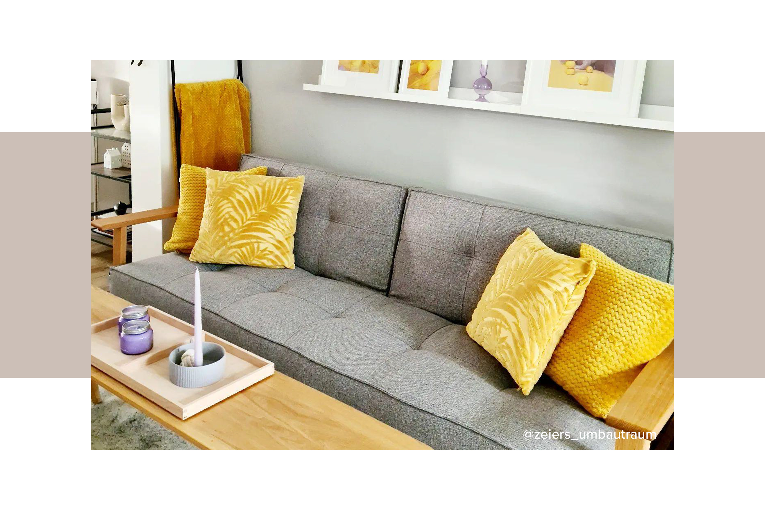 Kleines Wohnzimmer stilvoll und minimalistisch eingerichtet mit grauem 2-Sitzer-Sofa sowie einem kompakten Couchtisch inkl. integriertem Stauraum, daneben ein Sideboard mit reduzierter Deko und einem runden Wandspiegel.