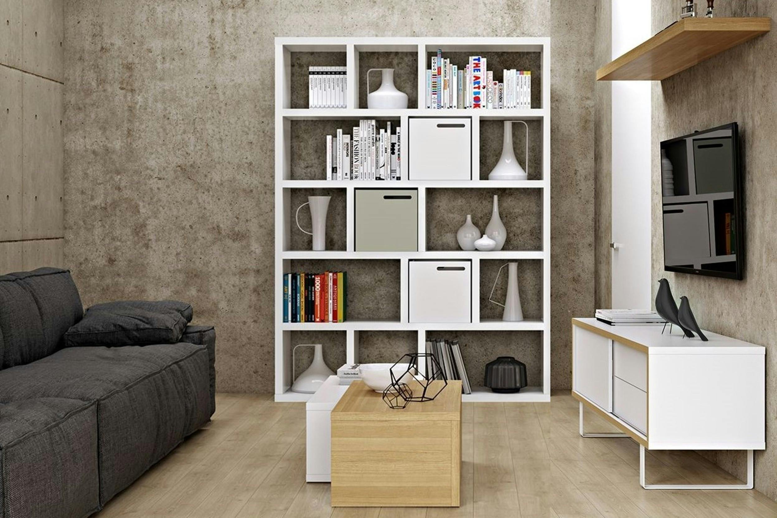 Salotto moderno a ispirazione scandi, con mobili di legno bianchi e beige, una TV fissata al muro e un divano moderno comfort