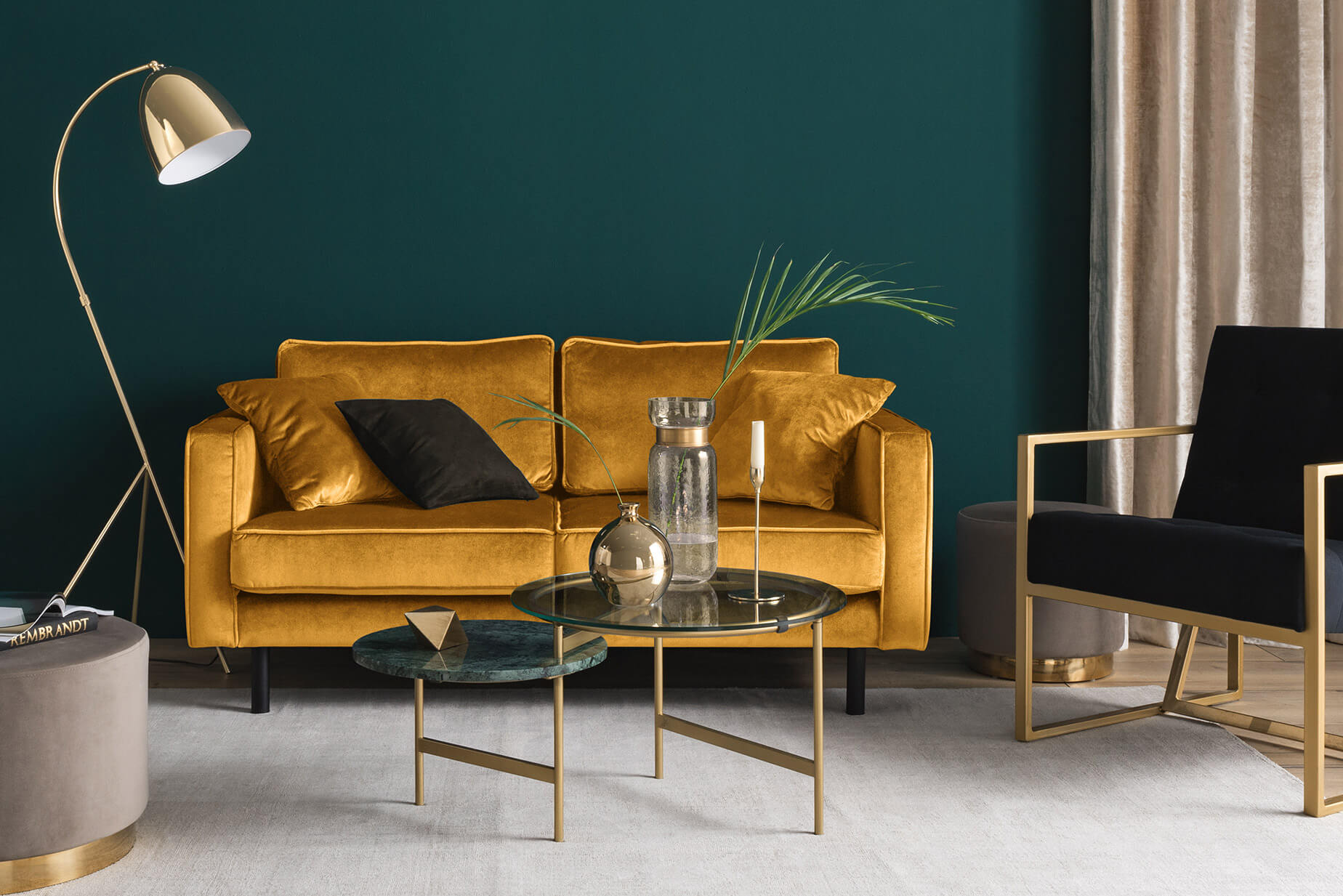 Wohnzimmer mit Samtsofa in Honigfarben, Sessel mit Messingrahmen und Couchtisch im Marmor-Look