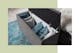 Bout de lit KINX by Studio Copenhagen gris foncé avec différents coussins en velours à l'intérieur.