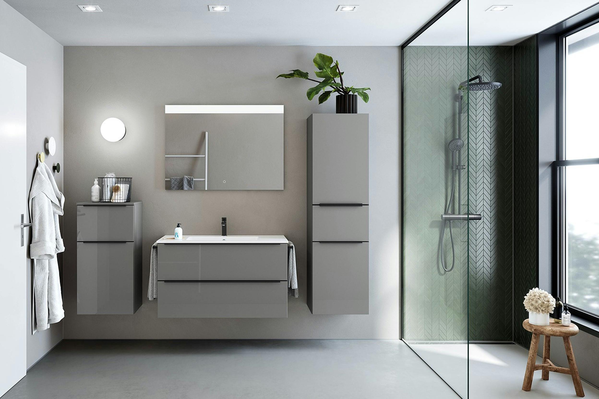 Modernes Bad in Grautönen mit Badspiegel, Deckenspots und Wandleuchte