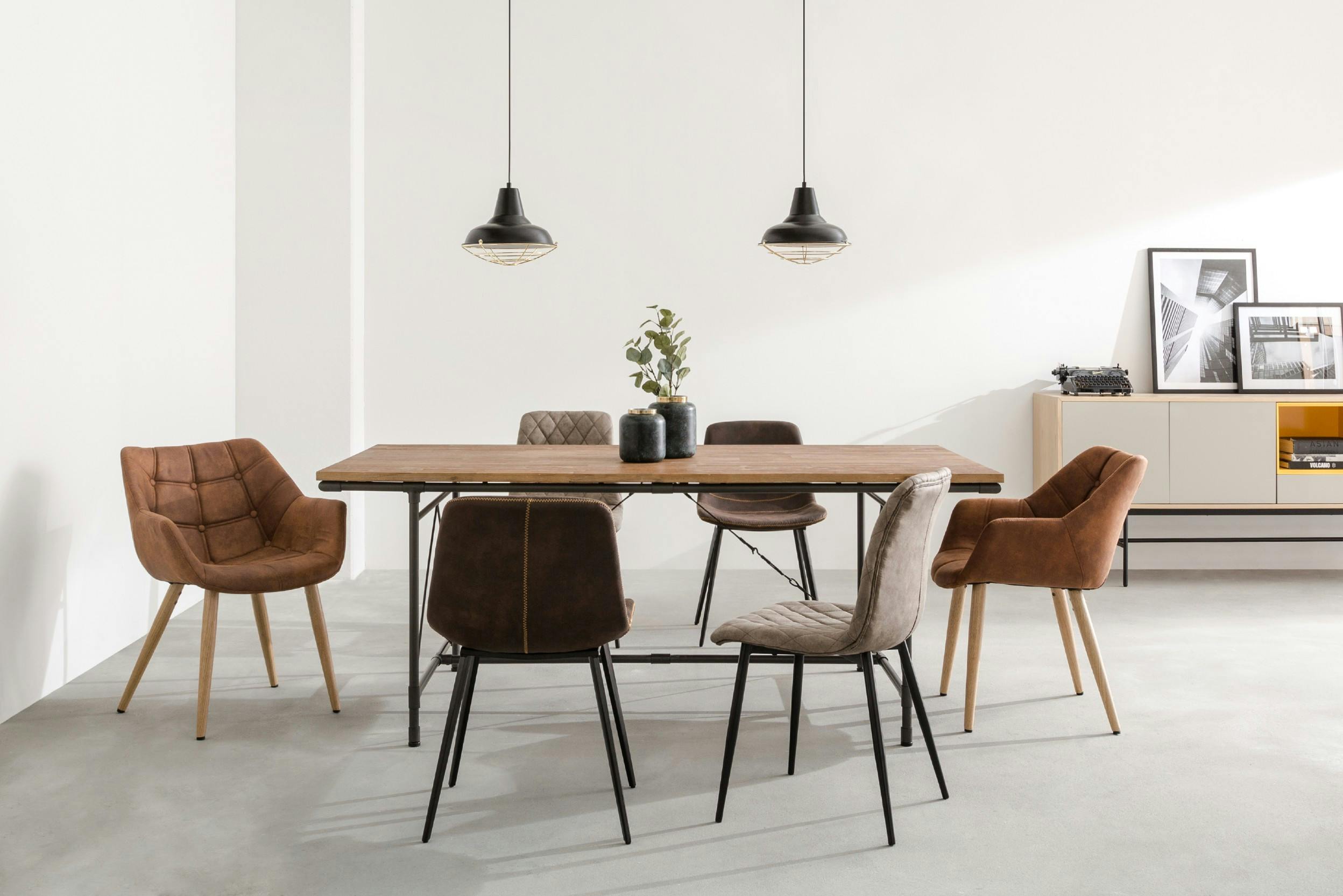 Table en bois et des chaises avec et sans accoudoirs 