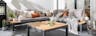 Mobilier lounge gris avec structure en bois et textiles de style oriental