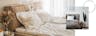 Neutrale Schlafzimmer mit Polsterbetten und Bettwäsche in Beige und Grau