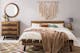Schlafzimmer mit industriellen Holzmöbeln und Textilien im Boho-Look