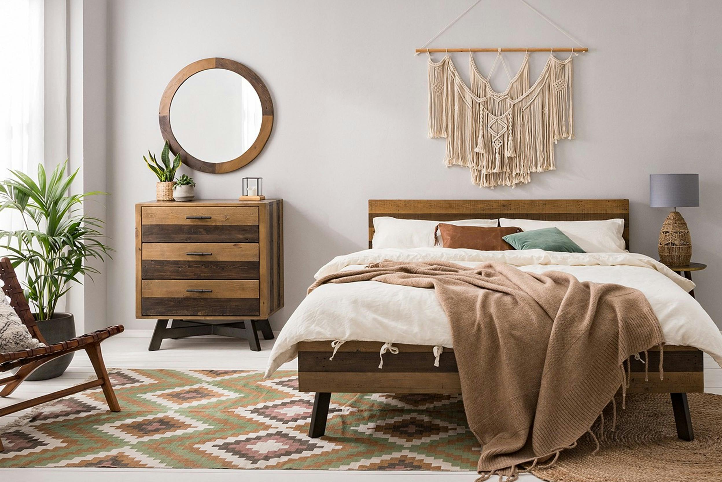 Natürliche Farben im Schlafzimmer mit Holzbett und Kommode
