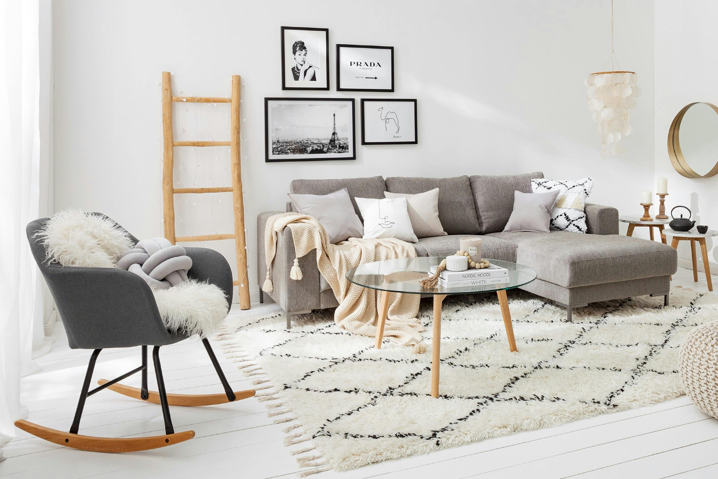 Wohnzimmer in Grau- und Cremetönen, ausgestattet mit Kissen, Teppichen, einer Decke und mehr