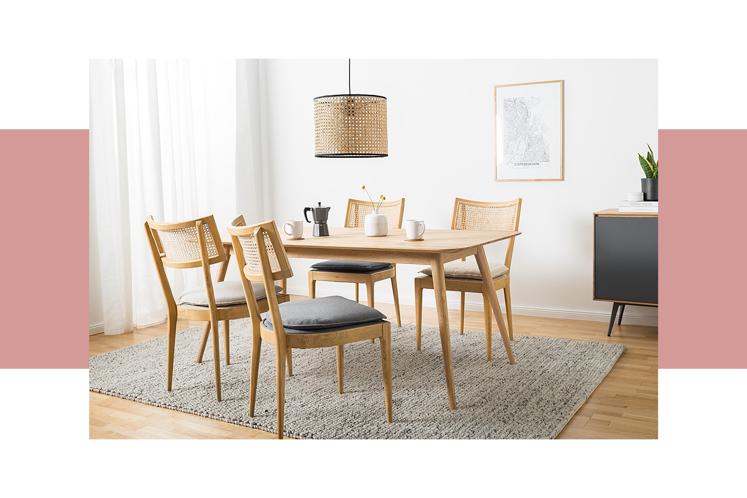 In hellen Naturhölzern eingerichtetes Esszimmer mit einem Tisch aus blondem Eichenholz umstellt von Stühlen aus geölter Esche mit Rattaneinsätzen und gepolsterter Sitzfläche, dazu ein beiger Wollteppich plus eine geflochtene Lampe; daneben eine Detailansicht von hellem Eichenholz.