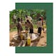 Adultes et enfants près d'une pompe à eau au Rwanda