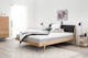 Bett im Retro-Look aus Holz mit gepolstertem Kopfteil und hochwertiger Matratze