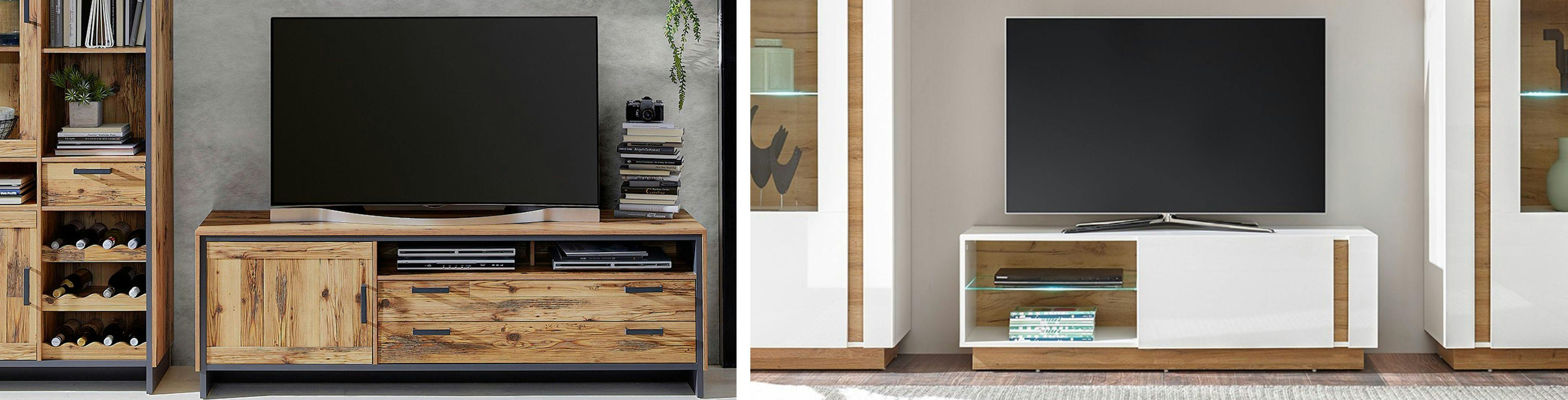 Combo de deux photos de deux meubles tv de styles différents l'un en bois et métal noir, l'autre en bois clair et bois blanc