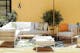 Modulare Loungemöbel für Terrasse, Garten und Balkon aus Teakholz mit einem Gestell aus Edelstahl, hellgrauen Polstern und kombiniert mit Outdoor-Teppich und Kissen in Grün
