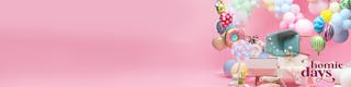 Ein weißes Sideboard mit Deko und einem Polsterstuhl in Mint sowie Vasen, Lampen und Kissen. Dazu ein Lolli und bunte Luftballons, einer davon im Donut-Look, zur Illustration der Homie Days anlässlich des 11. Geburtstags von home24, der im Rahmen einer Candy Party mit Sale-Aktionen und Rabatten gefeiert wird.