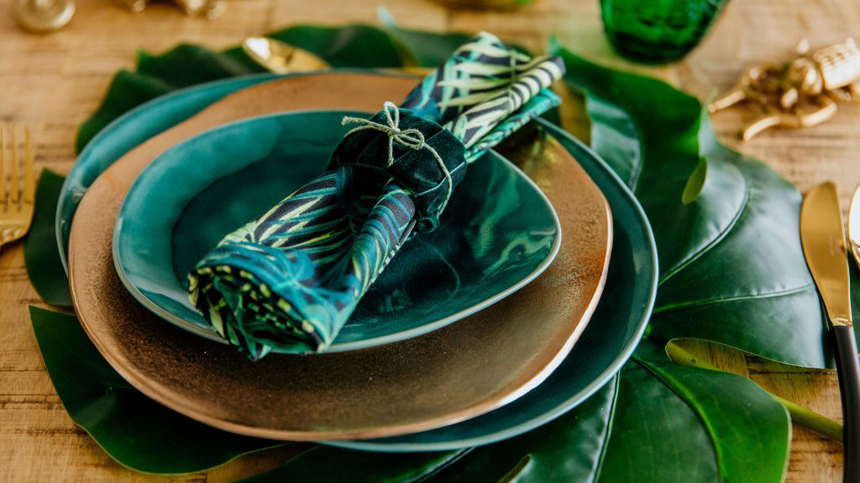 Kühles Blau und Glitzer passen zum winterlichen Esstisch (Marke: Butlers).