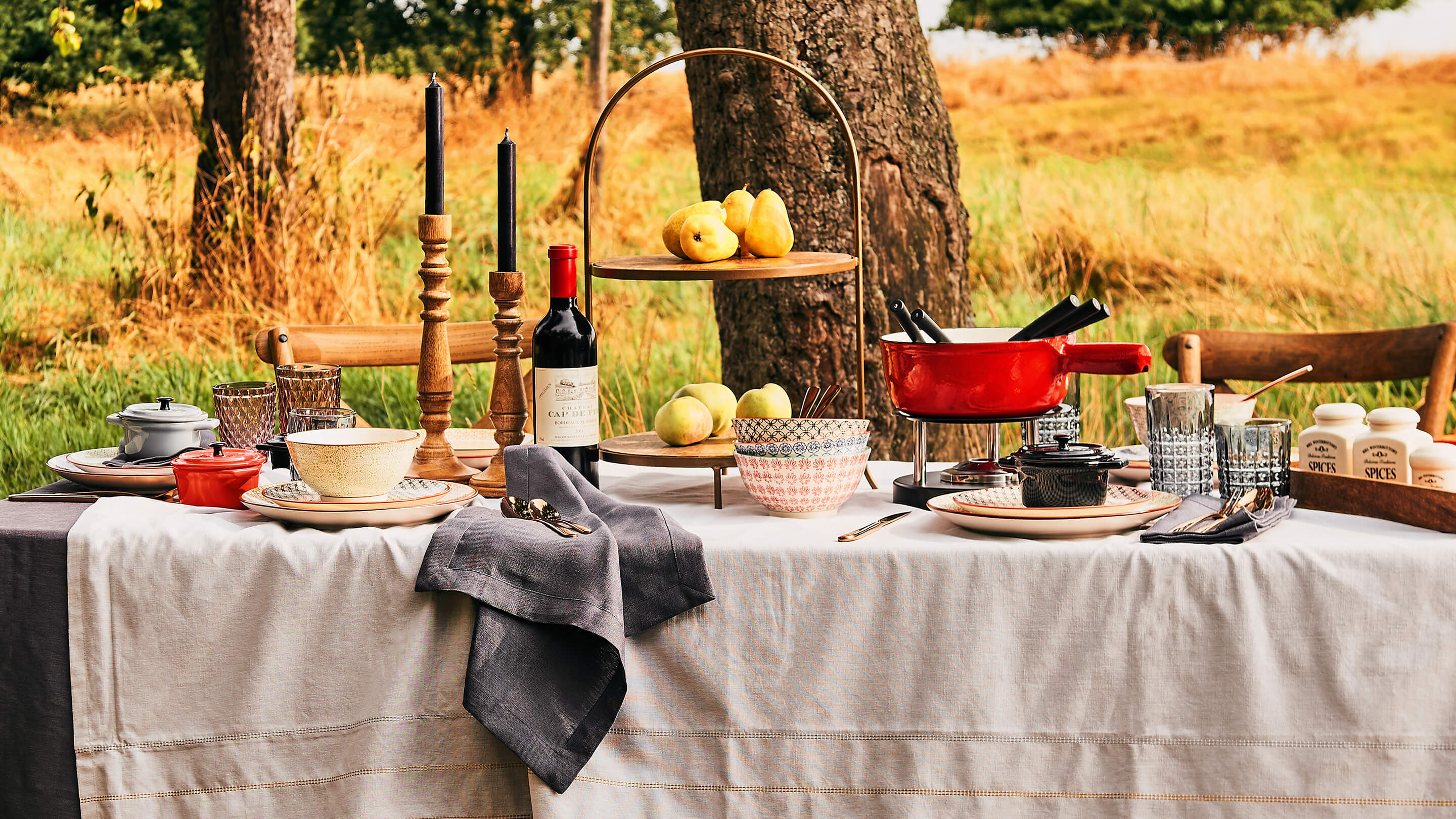 Herbstlich gedeckter Tisch im Freien