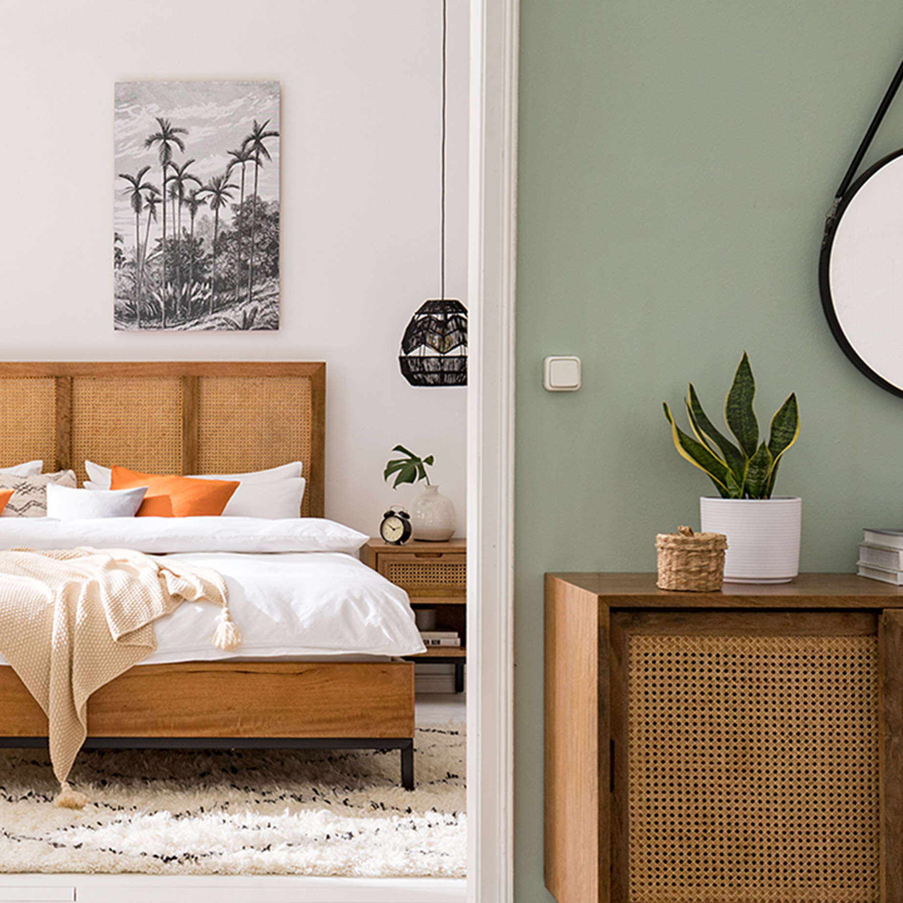 Holzbett mit Wiener Geflecht und Deko im Boho-Stil