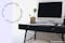 Schickes Homeoffice mit schwarzem Holztisch und Polsterstuhl als Alternative zum klassischen Bürostuhl