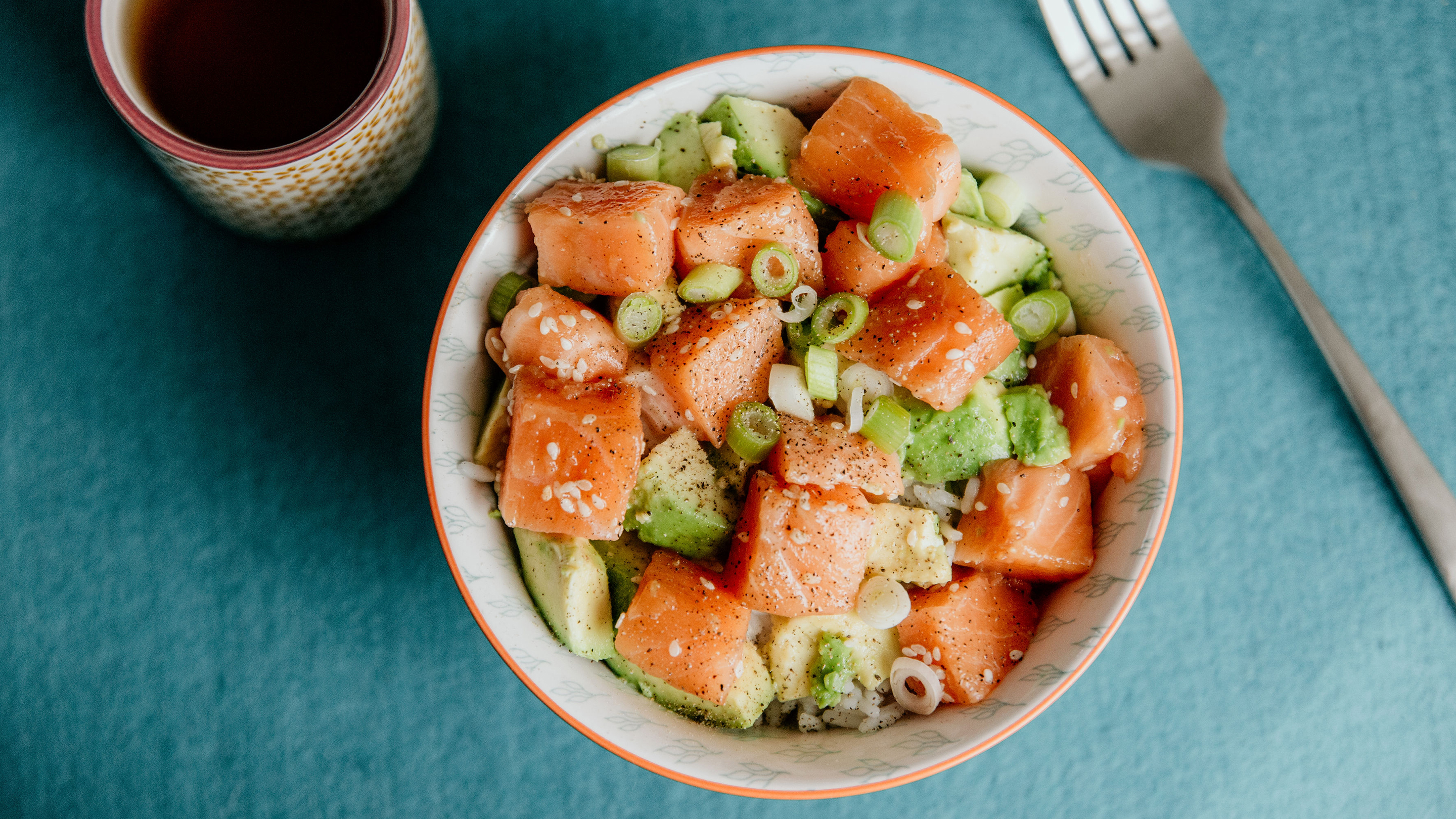 Frischer Fisch und Avocado – so gelingt die Poke Bowl (Marke des Geschirrs: Butlers).