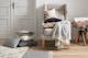 Heller Sessel mit Kissen und Decke zur schnellen Umgestaltung deiner vier Wände