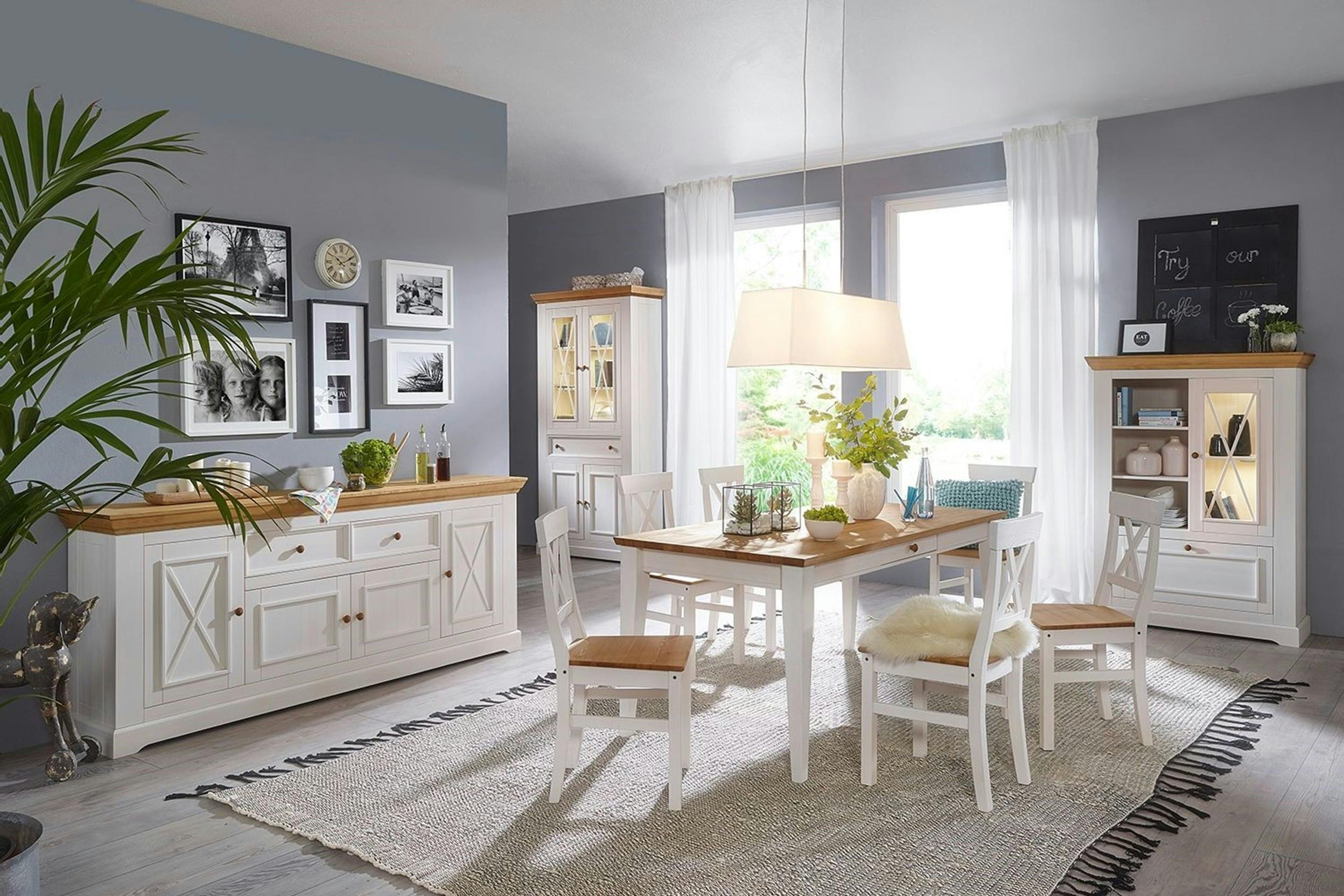 Sala da pranzo luminosa, arredata con mobili bianchi in stile classico rustico (marca: “Maison Belfort”, serie: “Ummanz”)