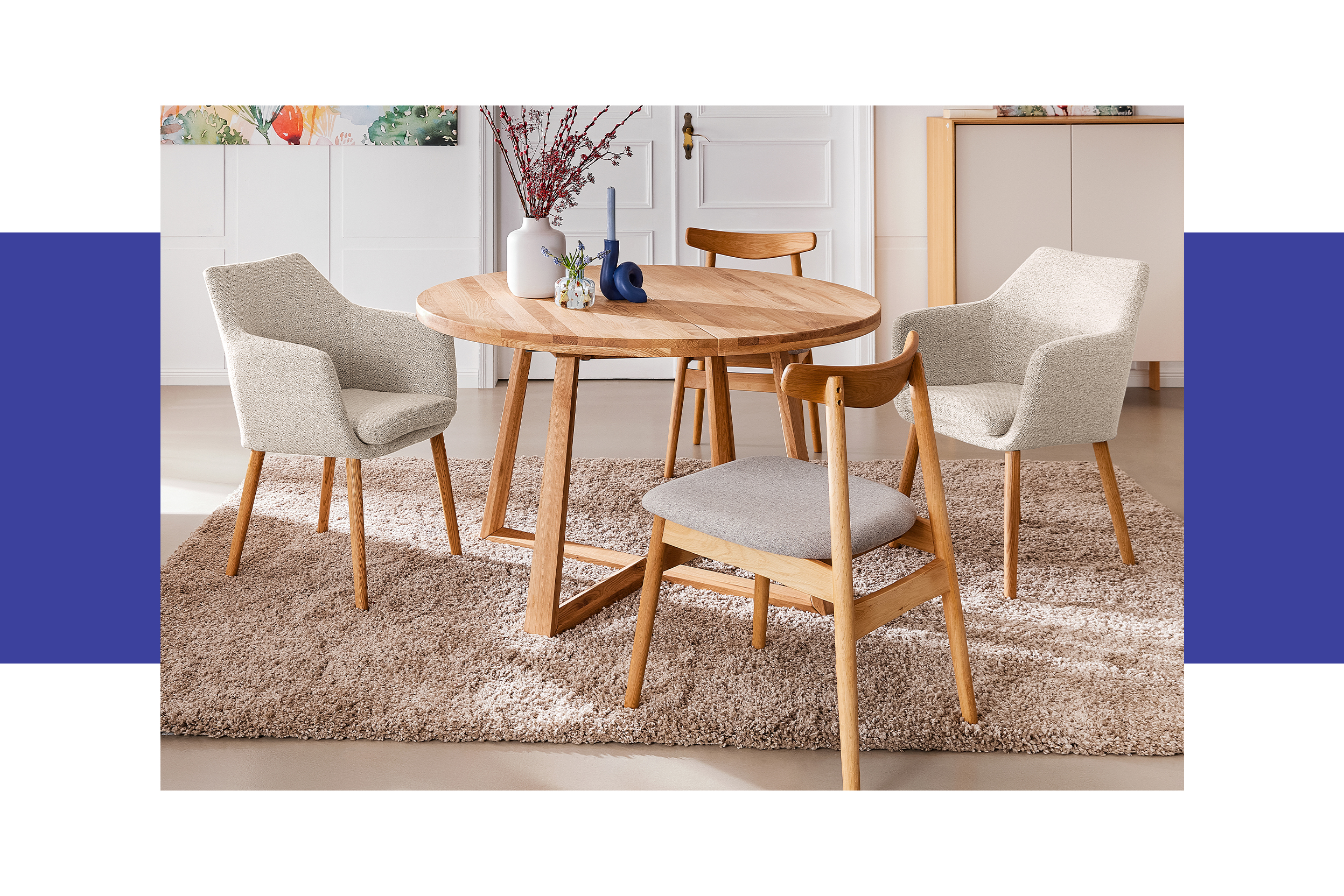 Ausziehbarer Esstisch Voksa von Ars Natura mit Armlehnen- und Esszimmerstühlen aus Holz, dazu Tischdeko, eine Pendelleuchte aus Rattan sowie ein Side- und ein Highboard im Skandi-Stil; daneben ein Bild, das die Butterfly-Ausziehfunktion des Tisches zeigt.