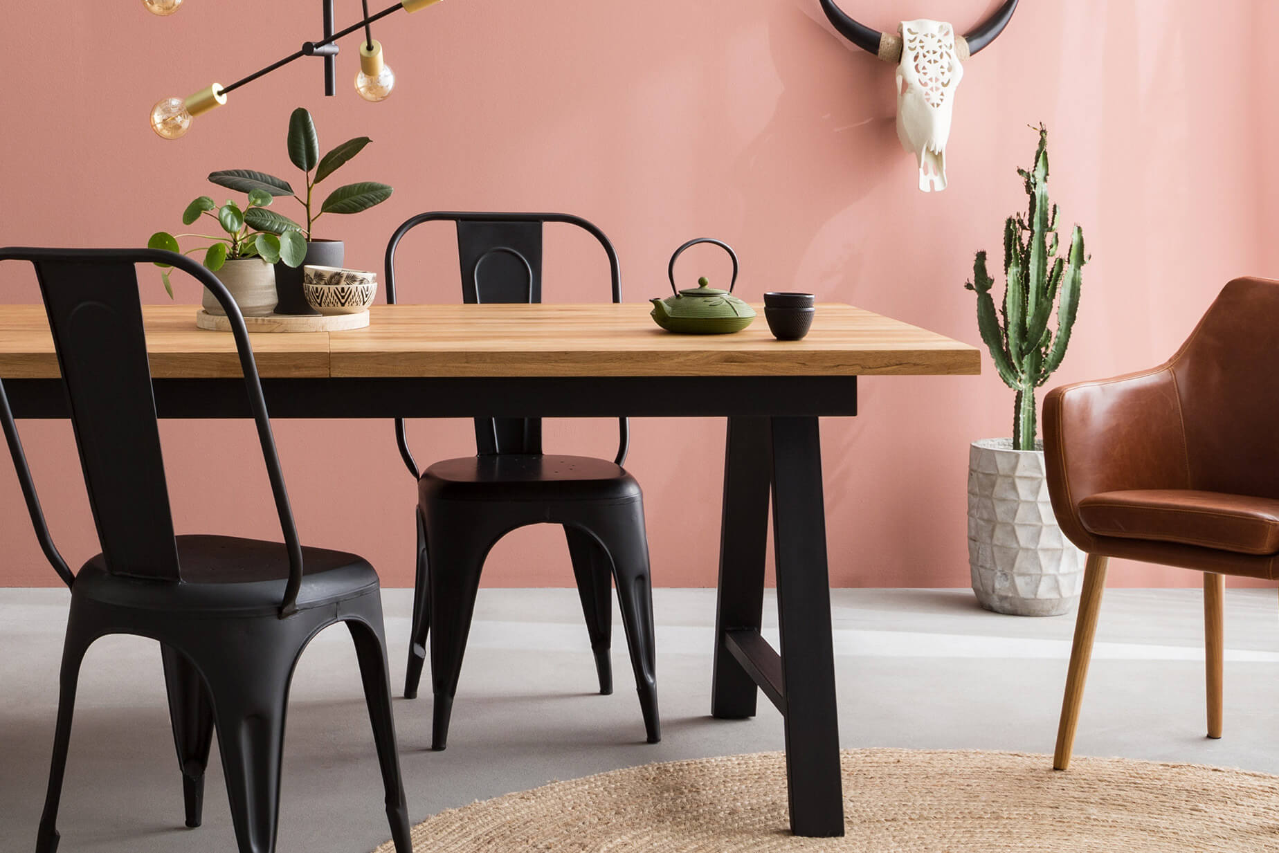 Esszimmer im Industrial-Stil mit schwarzen Stühlen, Lederstuhl und Esstisch mit schwarzem Metallgestell