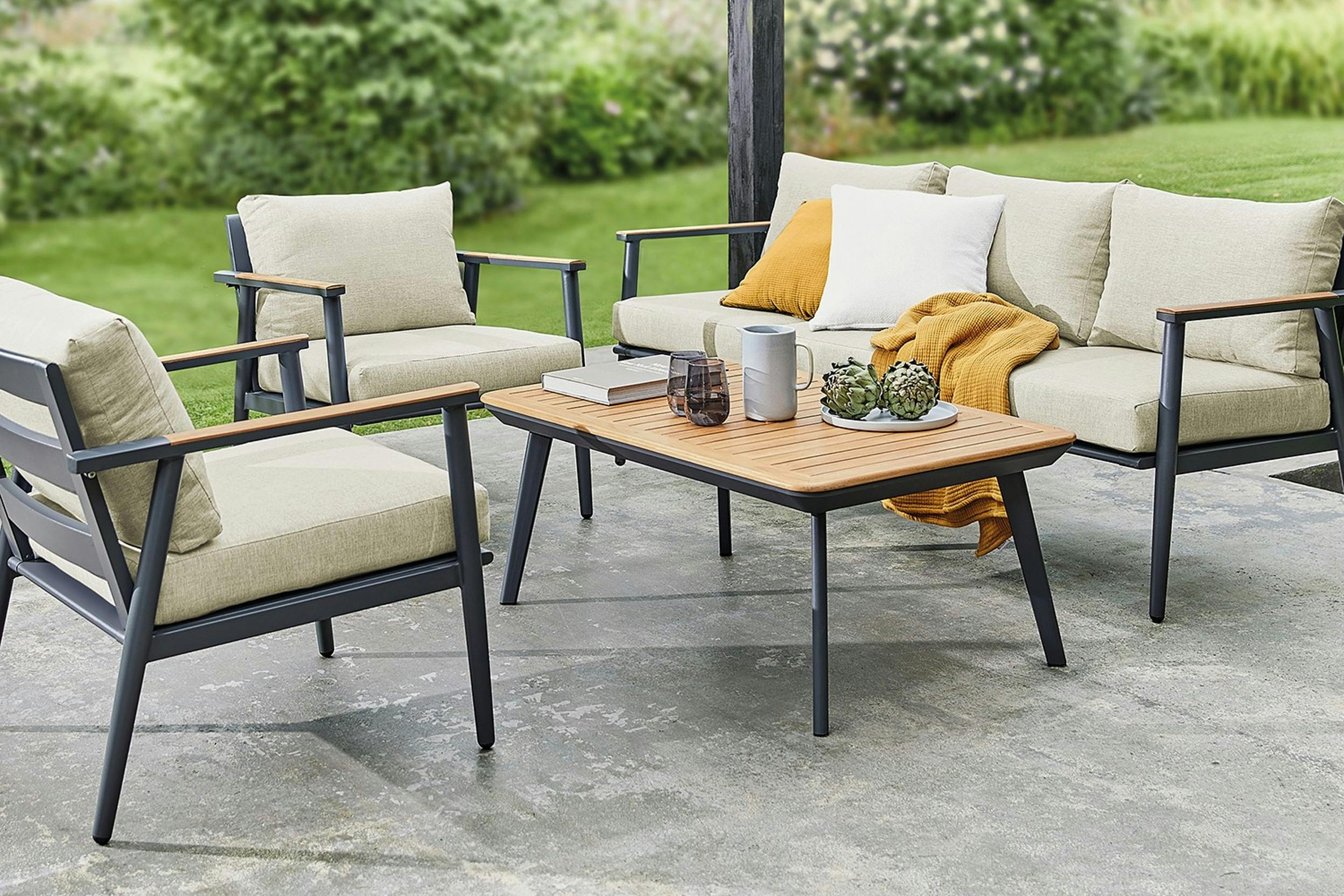 Beige Loungegruppe für den Garten miit zwei Sesseln, Sofa und Tisch