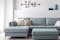 Hellblaues Sofa und silberne Lampen im modernen Stil