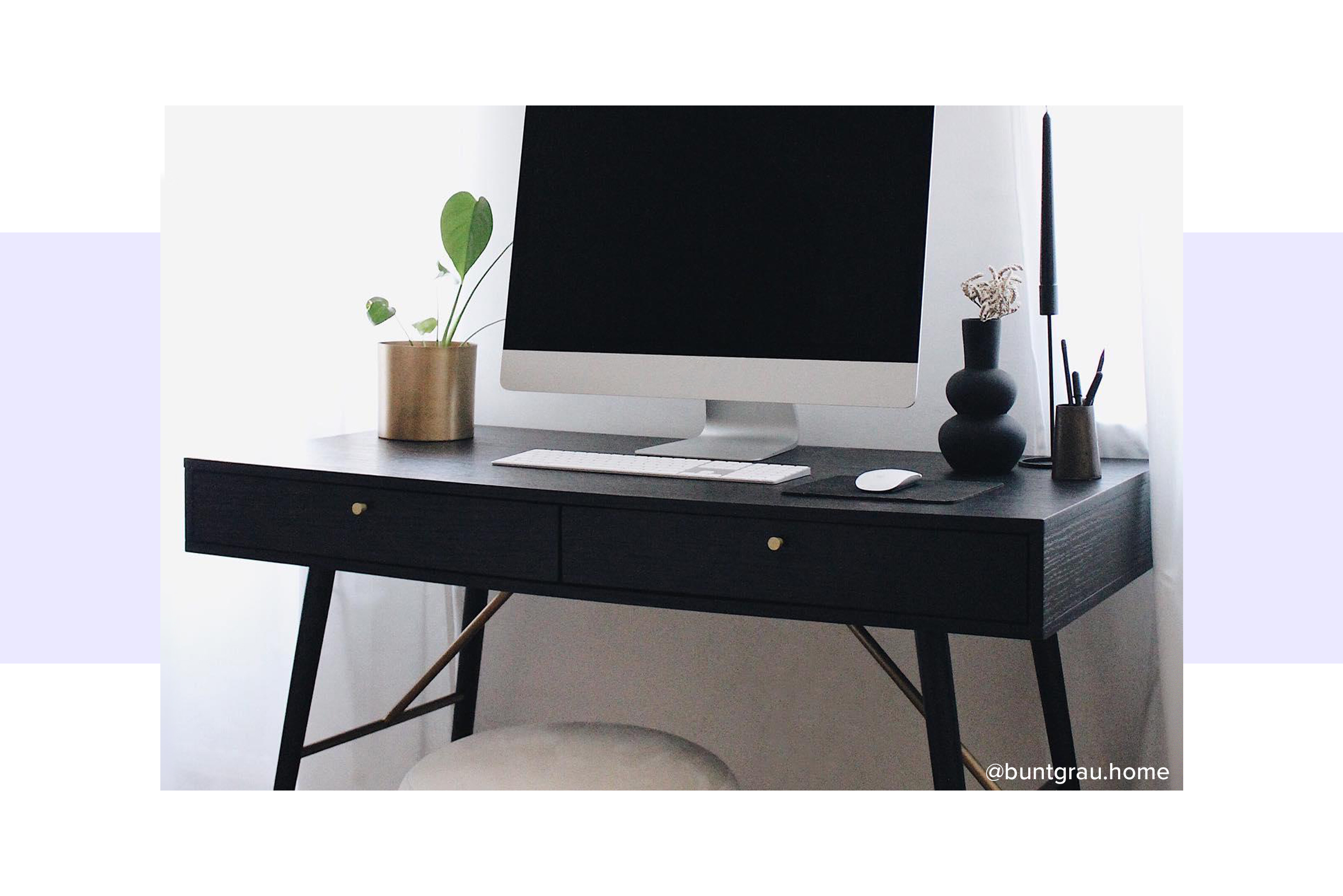 Schickes Homeoffice mit schwarzem Holztisch und Polsterstuhl als Alternative zum klassischen Bürostuhl