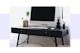 Chique thuiskantoor met houten tafel in zwart en gestoffeerde stoel als alternatief voor de klassieke bureaustoel