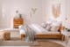 Slaapkamer met natuurtinten en houten bed