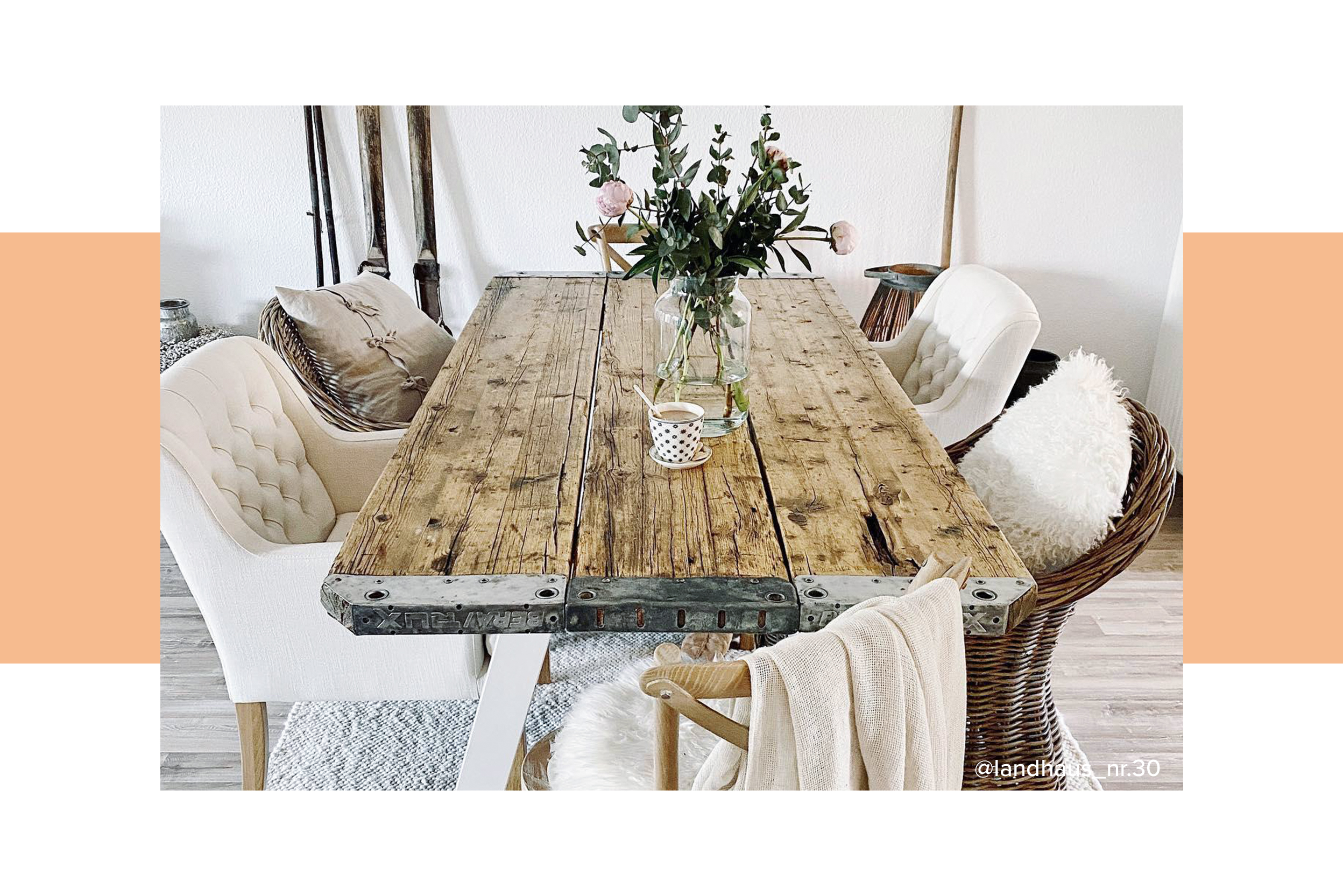 Esszimmer im Landhausstil mit Esstisch aus unbehandeltem, rauem Holz, Esszimmerstühlen aus dunklem Rattan sowie weißen Stühlen mit Chesterfield-Knöpfung; daneben Esstisch mit Holzplatte sowie graue Polsterstühle im Skandi-Stil.