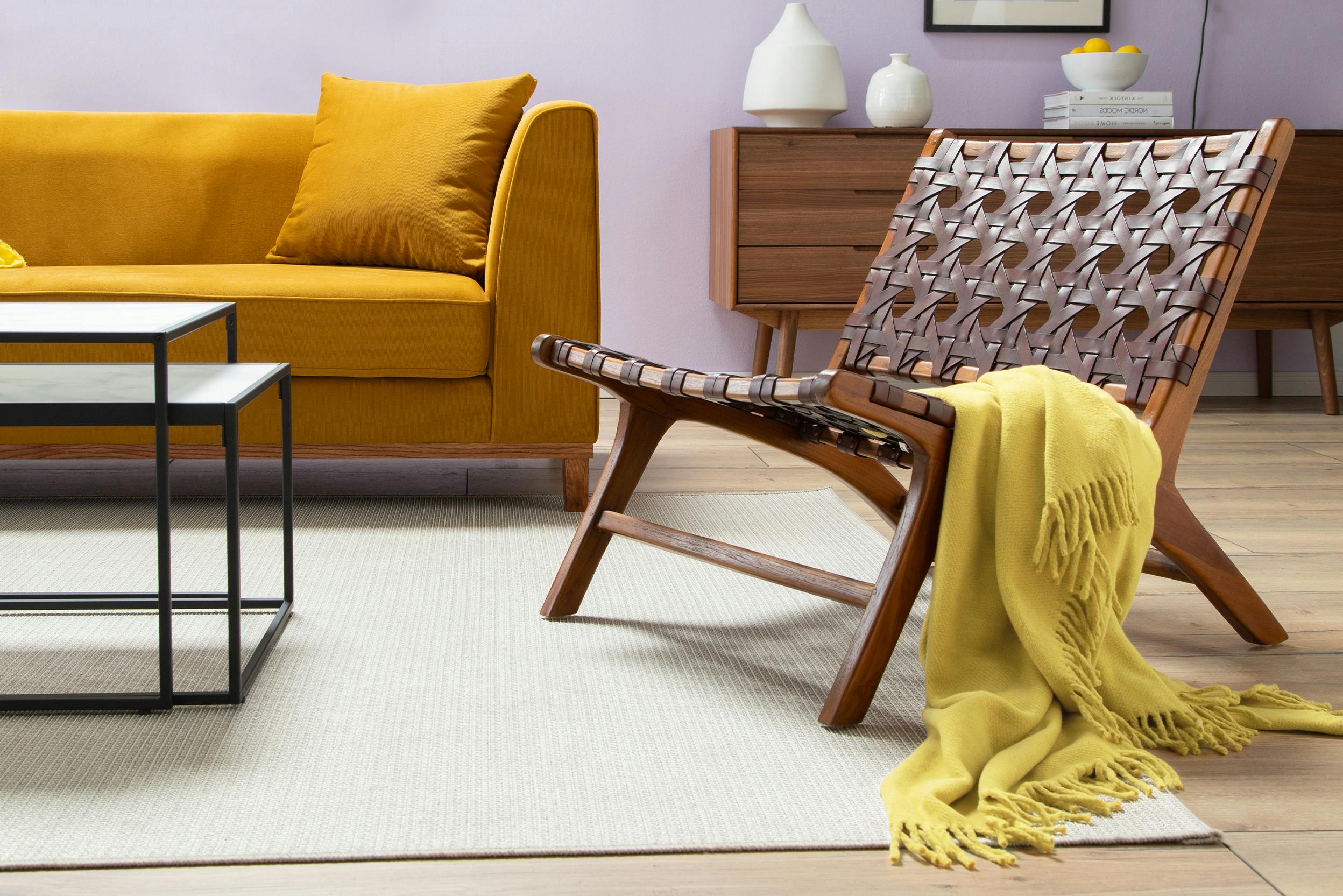 Gelbes Sofa Blomma und schöner Sessel mit geflochteten Elementen