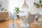Weiße Esszimmerstühle und Esstisch im Marmor-Look, moderner Stil mit Boho gemixt