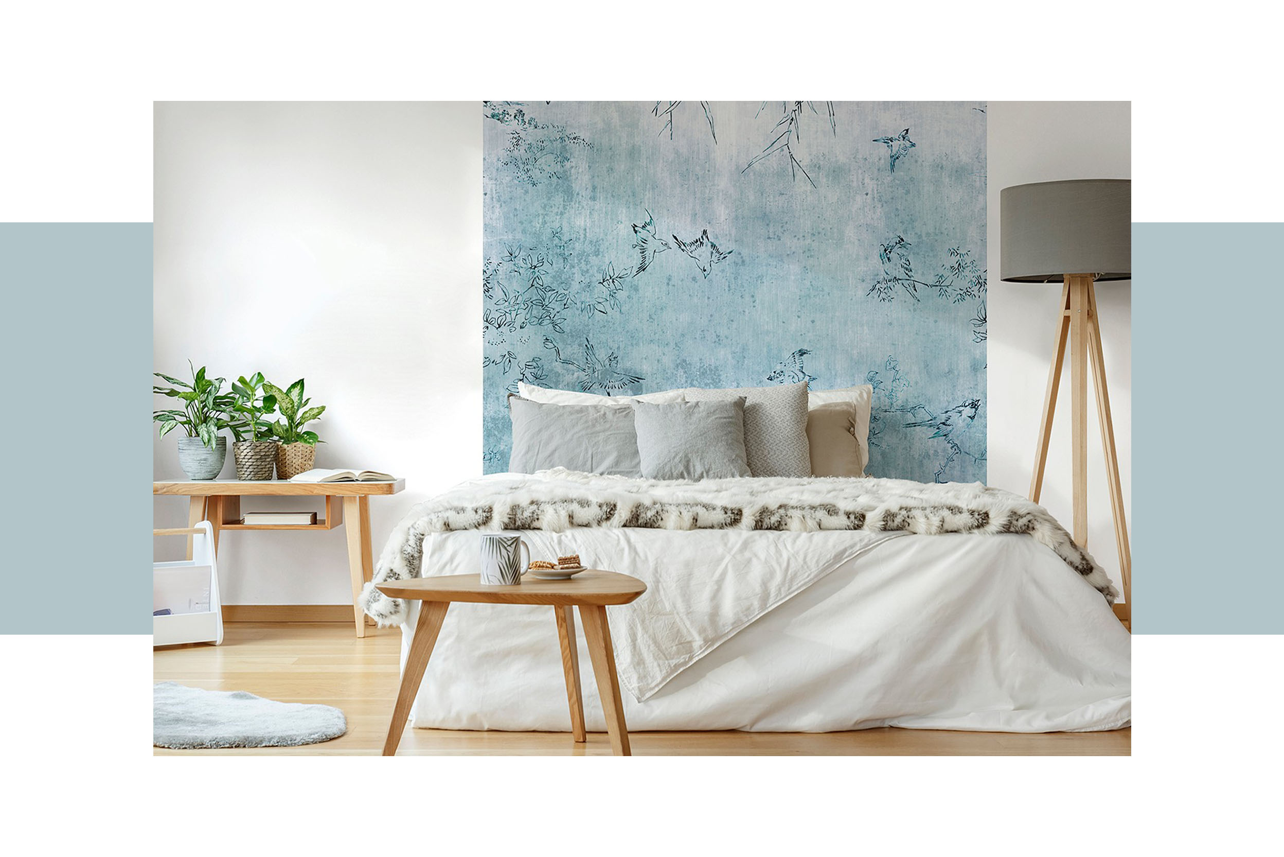 Esszimmer mit blauen Stühlen, einem weißen Esstisch, weißer Deko sowie einer weißen Pendelleuchte; daneben ein Bild mit hellblau schimmerndem Eis.