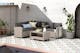L-förmige Outdoor-Lounge aus sandfarbenem Polyrattan auf einer Terrasse im Toskana-Stil mit mediterranen Fliesen, Pool und Kakteen in Flechtkörben, dazu ein Sonnenschirm, Kissen und rustikale Dekoration im ländlich-italienischen Stil
