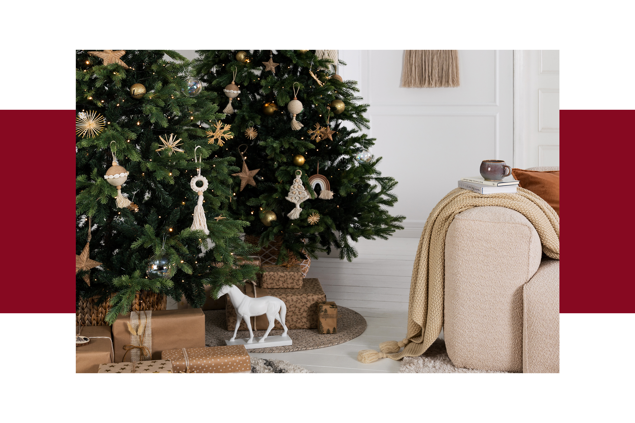 Weihnachtsbaum mit cremefarbenem Baumschmuck im Boho-Stil