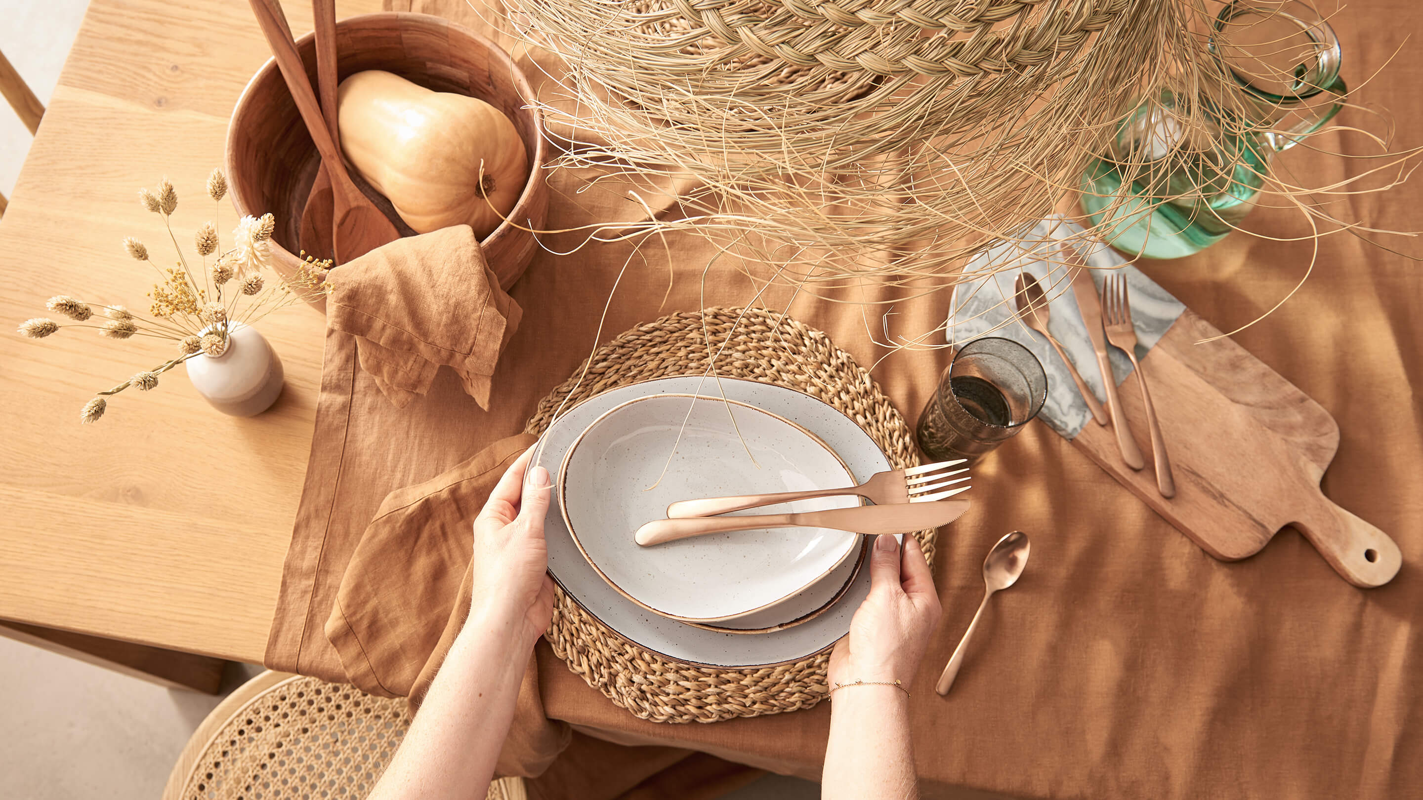Tafel im Natural Dining-Stil (Marke des Geschirrs und der Küchenhelfer: Butlers).