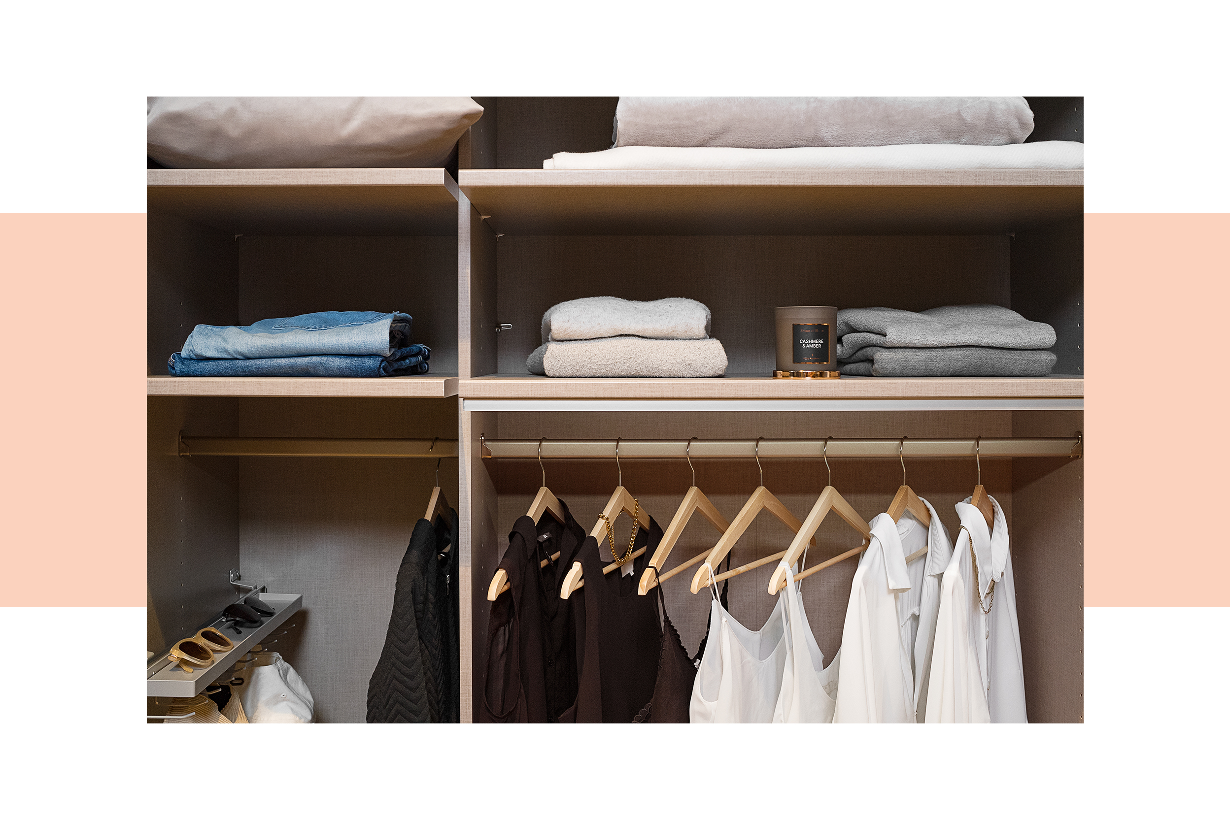 Innenansicht eines perfekt sortierten Kleiderschranks mit hängender und liegender Kleidung.