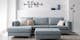 Hellblaues Sofa und silberne Lampen im modernen Stil
