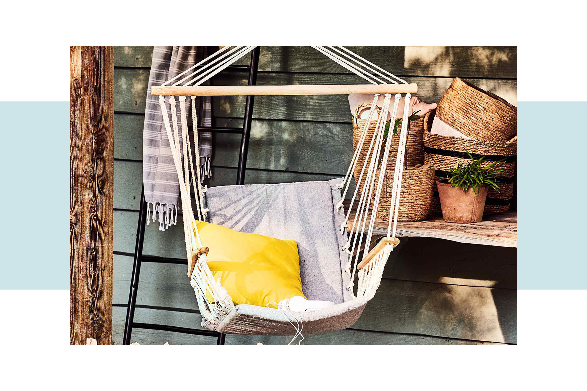 Beiger Hängesessel auf einer begrünten, sonnigen Terrasse; daneben auf einer grünen Wiese eine beige Hängematte im Boho-Stil mit Fransen, auf der ein Buch, Sonnenhut und Kissen liegen.