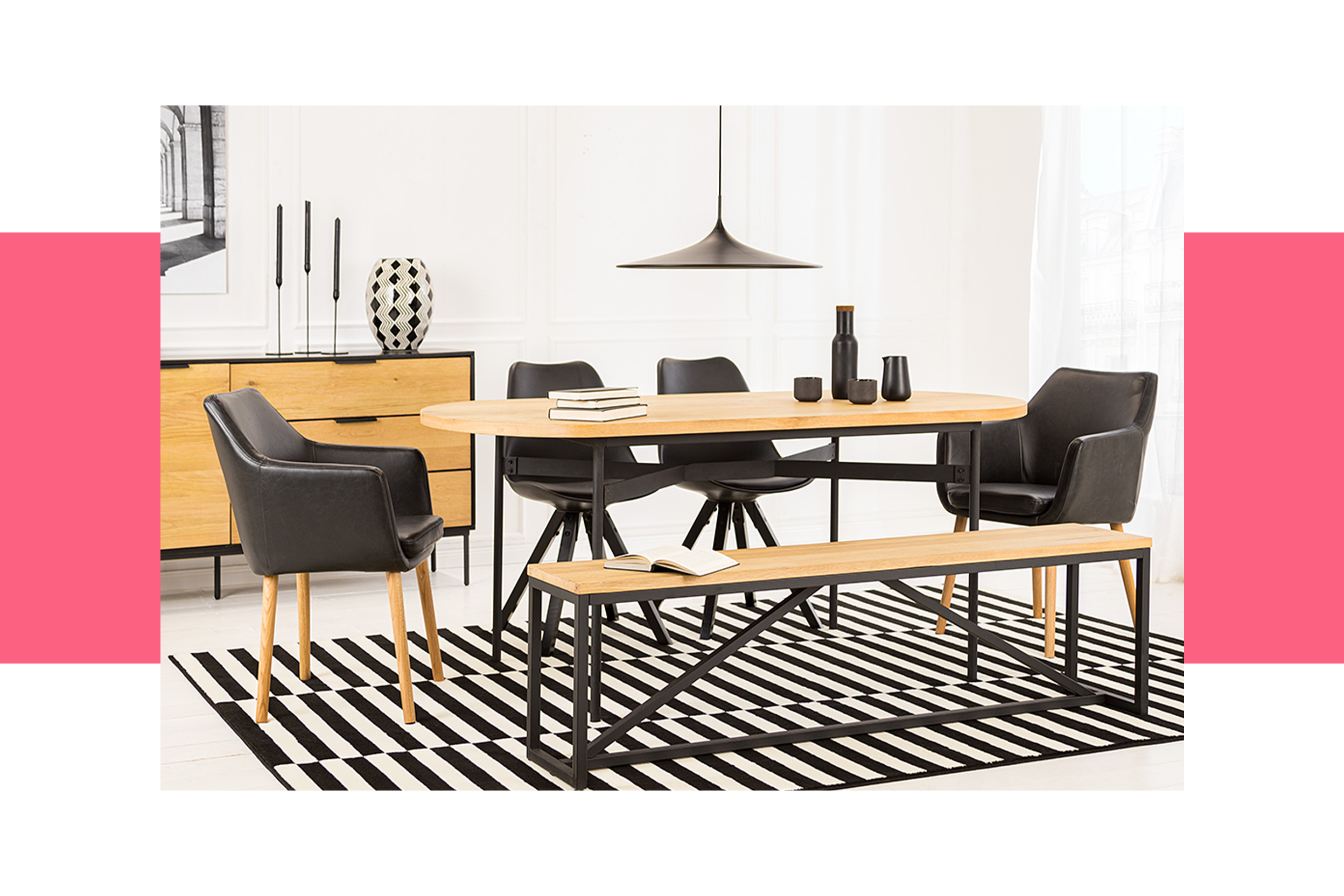 Esszimmer im modernen Industrial-Stil mit Sitzbank, schwarzen Stühlen, schwarzer Pendellampe und einem schwarz-weiß gestreiften Teppich unterm Tisch; daneben eine Nahaufnahme von einem schwarzen Wandregal mit Geschirr vor einer schwarz-weiß gestreiften Tapete.