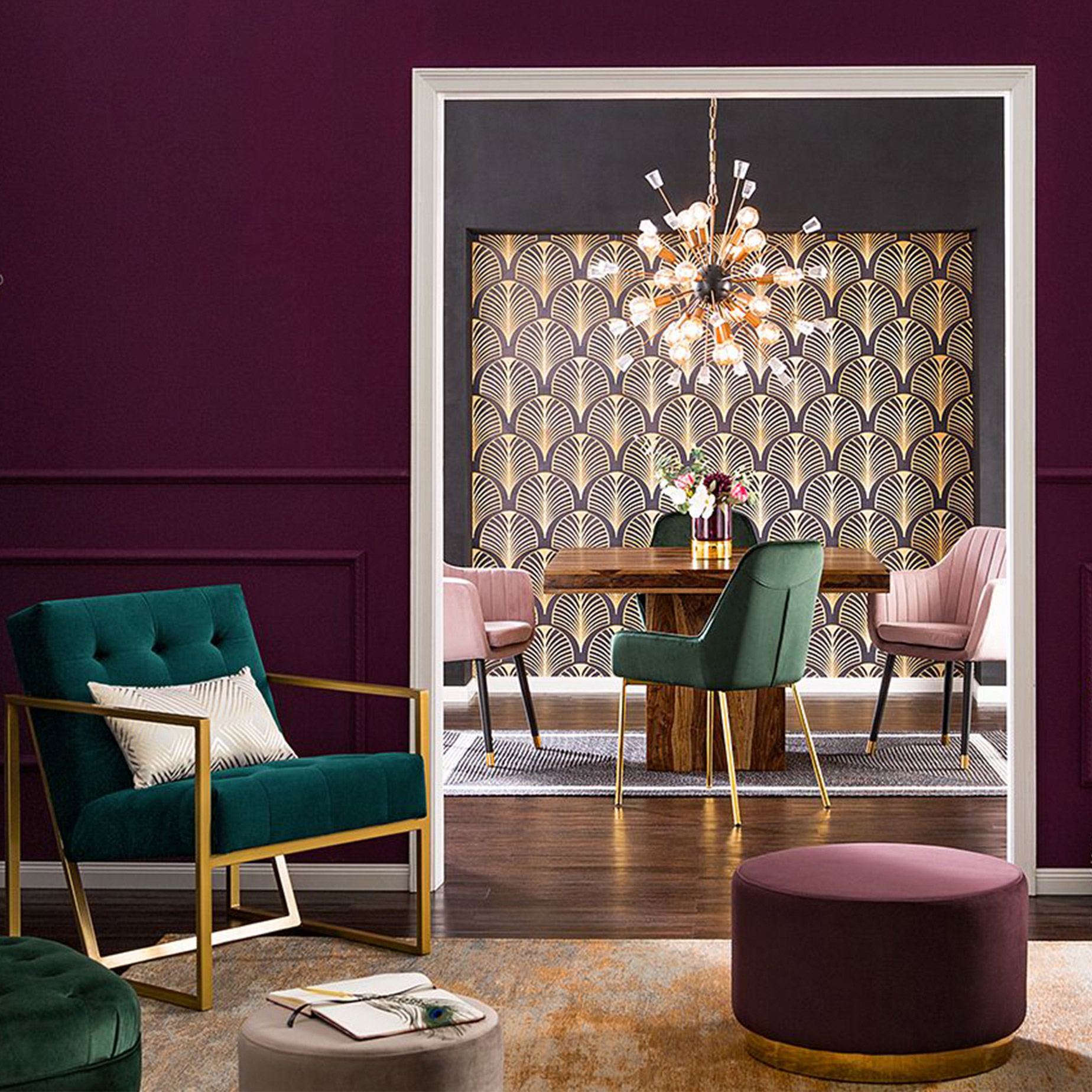 Grüne und rosane Samt-Stühle in einem Esszimmer im glamourösen Art-déco-Stil