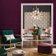 Eetkamer in glamoureuze art-decostijl met groene en roze fluwelen stoelen