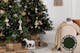 Kerstboom in boho-stijl met crèmekleurige boomdecoratie
