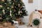 Weihnachtsbaum mit cremefarbenem Baumschmuck im Boho-Stil