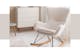 Ein Schaukelstuhl aus Boucléstoff vor einer Kommode im Skandi-Stil, dazu ein Beistelltisch mit einer Tischplatte im Marmor-Look; daneben ein Kinderzimmer mit einem Schaukelstuhl aus weißem Bouclé, dazu zwei weiße Kommoden, ein runder Teppich und Deko.