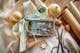 Geschenkgutschein von home24 auf einem Gold und Türkis verpacktem Weihnachtsgeschenk als Geschenkidee zu Weihnachten 