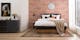 Modernes Schlafzimmer mit Möbeln aus rustikalem Holz
